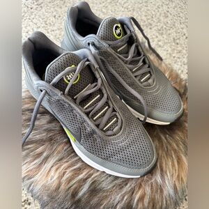 Nike Air Max 270 sneakers SZ 9 Men’s / SZ 11 Women’s…unisex